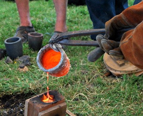 Atelier réduction de minerais. Coulage de bronze.