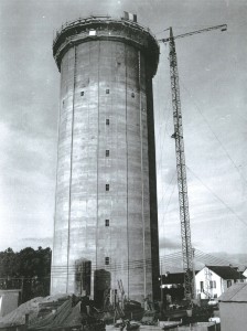 Construction du château d'eau de Bringall (10 décembre 1968)