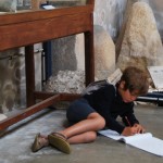 Un enfant dessine au Musée de la Préhistoire du Finistère