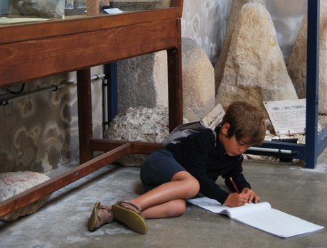 Un enfant dessine au Musée de la Préhistoire du Finistère