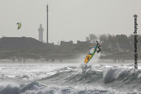 Magnifique photo de Guillaume Grange prise à la Coupe du monde de Windsurf à La Torche le 21 octobre 2014